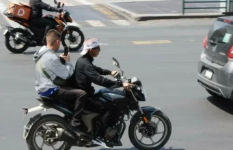 Aumentan sanciones por adolescentes conduciendo motocicletas en Edomex Los adolescentes al volante de motocicletas en el Edomex enfrentan mayores riesgos y sanciones que generan preocupación.