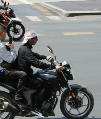 Aumentan sanciones por adolescentes conduciendo motocicletas en Edomex Los adolescentes al volante de motocicletas en el Edomex enfrentan mayores riesgos y sanciones que generan preocupación.