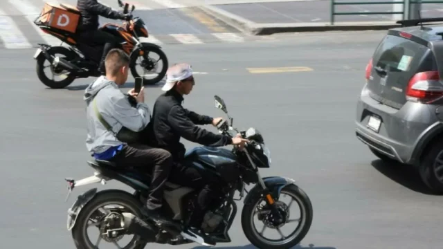 Los adolescentes al volante de motocicletas en el Edomex enfrentan mayores riesgos y sanciones que generan preocupación.