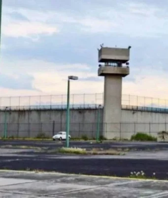 Hacinamiento en cárceles del Estado de México: un problema urgente Las cárceles del Estado de México enfrentan un grave problema de hacinamiento que debe atenderse con urgencia.