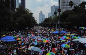 Marcha del Orgullo en México celebra el Mundial y la lucha por la paz La Marcha del Orgullo en México destaca la conexión entre el Mundial y la lucha por la igualdad y la paz.