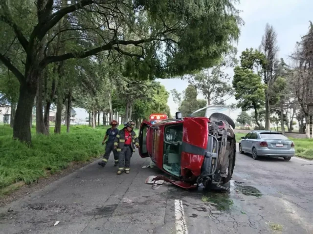 caida-de-arbol-provoca-incidente-en-la-toluca-palmillas Un árbol cayó sobre un vehículo en la Toluca-Palmillas, provocando la intervención de Protección Civil y bomberos.