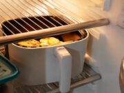 El curioso gesto de guardar comida en freidora de aire sorprende a su novia Una insólita acción en la cocina se vuelve viral tras captar la atención de su pareja. Descubre la historia.