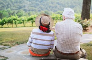 Conoce por qué el Día del Abuelo se celebra en México en julio y agosto Descubre el origen y significado de las dos fechas que celebran a los abuelos en México cada año.