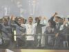 El saludo de la selección argentina durante su llegada a Ezeiza La selección argentina muestra un gesto conmovedor hacia sus seguidores en su llegada al predio de Ezeiza desde el aeropuerto.
