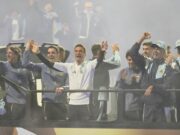 El saludo de la selección argentina durante su llegada a Ezeiza La selección argentina muestra un gesto conmovedor hacia sus seguidores en su llegada al predio de Ezeiza desde el aeropuerto.