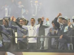 El saludo de la selección argentina durante su llegada a Ezeiza La selección argentina muestra un gesto conmovedor hacia sus seguidores en su llegada al predio de Ezeiza desde el aeropuerto.