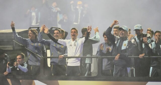 La selección argentina muestra un gesto conmovedor hacia sus seguidores en su llegada al predio de Ezeiza desde el aeropuerto.