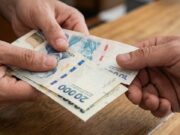 El estancamiento del crédito en pesos afecta la economía y el consumo El crédito en pesos para el sector privado se estanca, dificultando el consumo a pesar de pronósticos de crecimiento moderado.