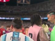 Dibu Martínez confirma traspaso de Johan Manzambi al Aston Villa Durante la celebración de Argentina, Dibu Martínez reveló el fichaje de Johan Manzambi al Aston Villa, que se confirmó poco después.