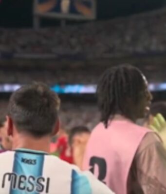 Dibu Martínez confirma traspaso de Johan Manzambi al Aston Villa Durante la celebración de Argentina, Dibu Martínez reveló el fichaje de Johan Manzambi al Aston Villa, que se confirmó poco después.