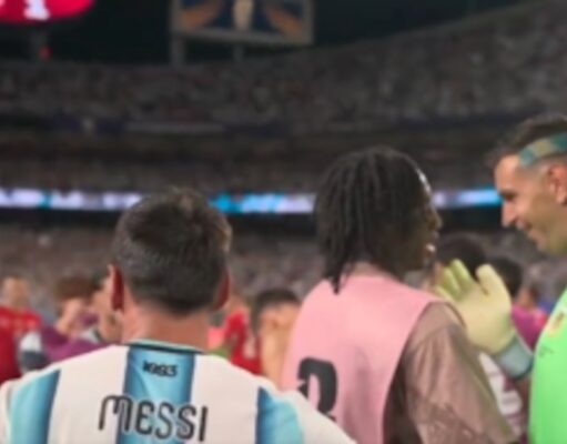 Dibu Martínez confirma traspaso de Johan Manzambi al Aston Villa Durante la celebración de Argentina, Dibu Martínez reveló el fichaje de Johan Manzambi al Aston Villa, que se confirmó poco después.
