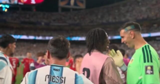 dibu-martinez-confirma-traspaso-johan-manzambi-al-aston-villa Durante la celebración de Argentina, Dibu Martínez reveló el fichaje de Johan Manzambi al Aston Villa, que se confirmó poco después.