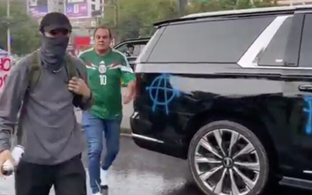 El exgobernador Cuauhtémoc Blanco fue increpado por manifestantes durante su llegada al partido entre México e Inglaterra.