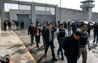 Doce exfuncionarios enfrentan cargos por venta ilegal de plazas docentes en Edomex Las autoridades del Edomex inician un caso judicial contra 12 exfuncionarios por fraude en plazas docentes, sin precedentes en la región.