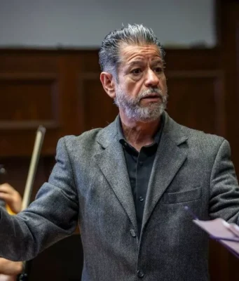 Jairo Saquicoray Ávila y su pasión musical en la UAEMéx Descubre cómo Jairo Saquicoray Ávila encuentra un lugar en la UAEMéx para expresar su amor por la música.
