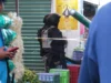 Asesinan a comerciante en la Central de Abasto de Toluca durante asalto Un comerciante fue asesinado en la Central de Abasto de Toluca en lo que se presume un asalto violento.