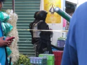 Asesinan a comerciante en la Central de Abasto de Toluca durante asalto Un comerciante fue asesinado en la Central de Abasto de Toluca en lo que se presume un asalto violento.