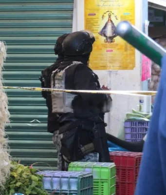 Asesinan a comerciante en la Central de Abasto de Toluca durante asalto Un comerciante fue asesinado en la Central de Abasto de Toluca en lo que se presume un asalto violento.