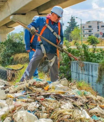 Retiran basura de cauces para evitar inundaciones en el Estado de México La limpieza de cauces y drenajes es crucial para prevenir las inundaciones en la temporada de lluvias en México.