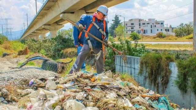 retiran-basura-de-cauces-para-evitar-inundaciones-en-el-estado-de-mexico La limpieza de cauces y drenajes es crucial para prevenir las inundaciones en la temporada de lluvias en México.