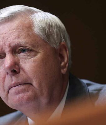 Lindsey Graham fallece a los 71 años por disección aórtica El senador Lindsey Graham falleció a los 71 años debido a una disección aórtica, según el examen preliminar.