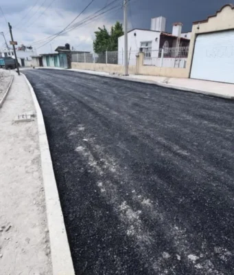 Obra en Santiago Tlacotepec mejora calles y reduce inundaciones Descubre cómo la obra en Santiago Tlacotepec transforma sus calles con iluminación y previene inundaciones en la comunidad.