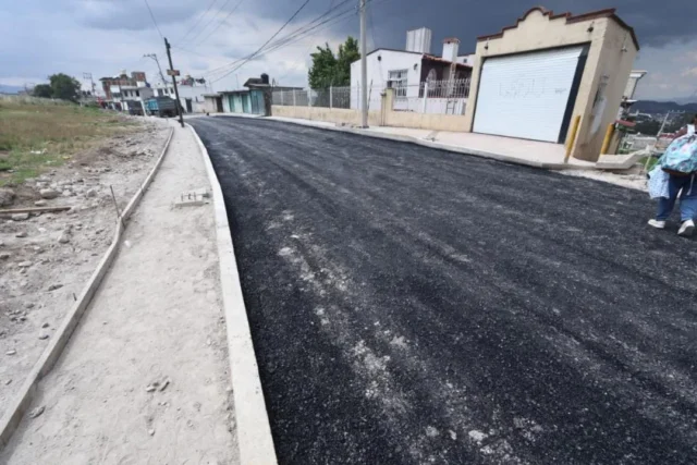 obra-en-santiago-tlacotepec-mejora-calles-y-reduce-inundaciones Descubre cómo la obra en Santiago Tlacotepec transforma sus calles con iluminación y previene inundaciones en la comunidad.