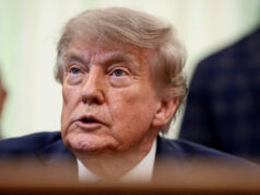 Trump critica fallo de Corte Suprema sobre voto por correo en Estados Unidos Donald Trump expresa su descontento con la Corte Suprema tras la decisión sobre el voto por correo en el país.