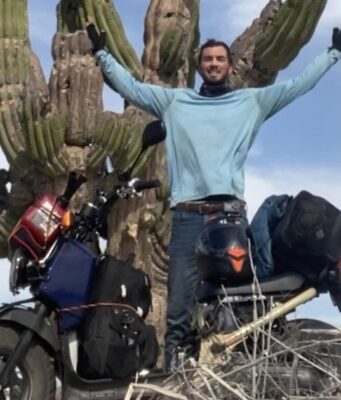 Jonathan Roberts y su viaje en moto desde Seattle a Panamá Descubre el épico viaje de Jonathan Roberts en moto, desde Seattle hasta Panamá, superando récords y desafíos.