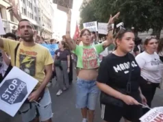 Protestas en Madrid exigen respuestas a la crisis de vivienda actual Activistas se agrupan en Madrid para demandar soluciones efectivas ante la creciente crisis de vivienda en la ciudad.