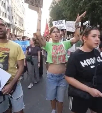 Protestas en Madrid exigen respuestas a la crisis de vivienda actual Activistas se agrupan en Madrid para demandar soluciones efectivas ante la creciente crisis de vivienda en la ciudad.