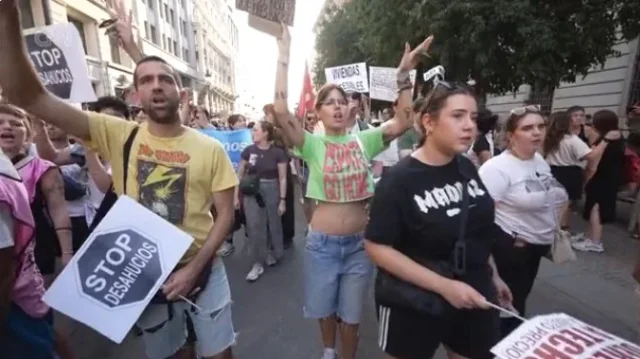 protestas-en-madrid-exigen-respuestas-a-la-crisis-de-vivienda-actual Activistas se agrupan en Madrid para demandar soluciones efectivas ante la creciente crisis de vivienda en la ciudad.