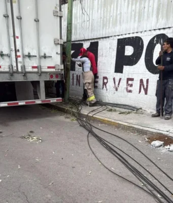 Locomotora provoca daños en Edomex afectando postes y vehículos Un incidente con una locomotora en Edomex dejó daños materiales significativos, pero afortunadamente, no hubo personas lesionadas.