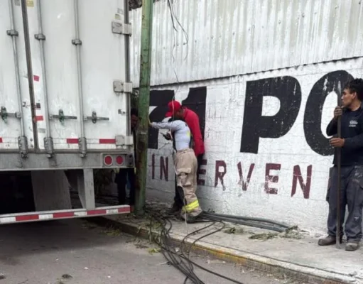Locomotora provoca daños en Edomex afectando postes y vehículos Un incidente con una locomotora en Edomex dejó daños materiales significativos, pero afortunadamente, no hubo personas lesionadas.