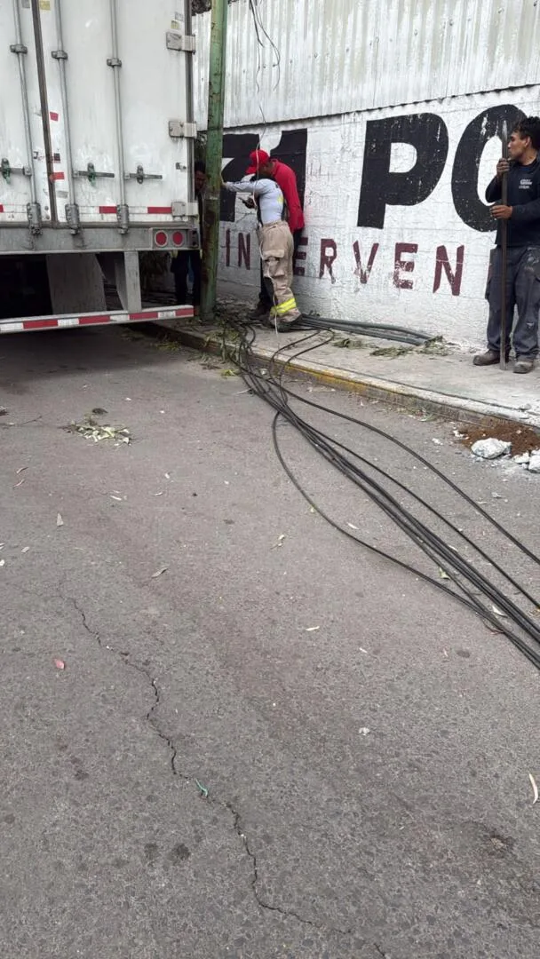 locomotora-provoca-danos-en-edomex-afectando-postes-y-vehiculos Un incidente con una locomotora en Edomex dejó daños materiales significativos, pero afortunadamente, no hubo personas lesionadas.
