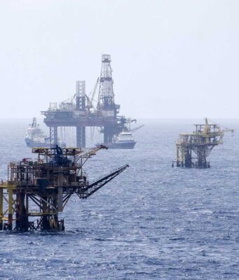 Producción de crudo de Pemex alcanza su mínimo histórico en 47 años La producción de crudo de Pemex toca niveles históricos tras el informe de la presidenta Claudia Sheinbaum, generando preocupación.