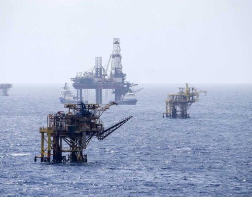 Producción de crudo de Pemex alcanza su mínimo histórico en 47 años La producción de crudo de Pemex toca niveles históricos tras el informe de la presidenta Claudia Sheinbaum, generando preocupación.