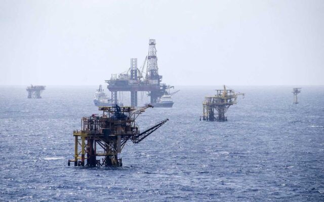produccion-de-crudo-de-pemex-alcanza-su-minimo-historico-en-47-anos La producción de crudo de Pemex toca niveles históricos tras el informe de la presidenta Claudia Sheinbaum, generando preocupación.