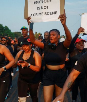Crisis de feminicidios en Sudáfrica impacta a la sociedad y la cultura Sudáfrica enfrenta una alarmante ola de feminicidios que sacude a la sociedad y genera protestas masivas.