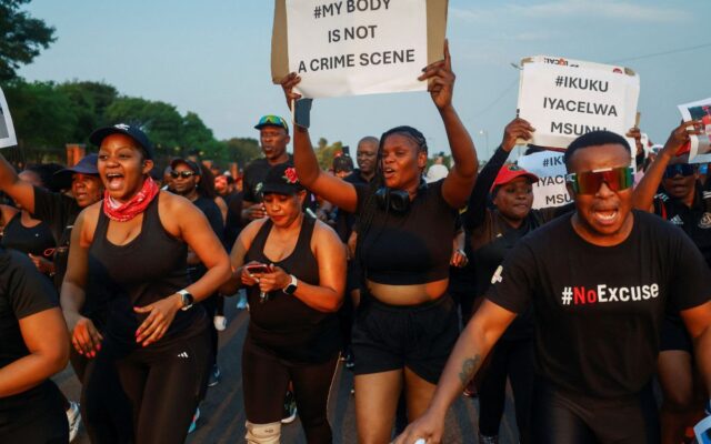 crisis-de-feminicidios-en-sudafrica-impacta-a-la-sociedad-y-la-cultura Sudáfrica enfrenta una alarmante ola de feminicidios que sacude a la sociedad y genera protestas masivas.