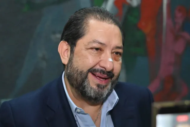El político Francisco Vázquez enfatiza la importancia de enfocarse en el trabajo legislativo sin distracciones por ambiciones personales.