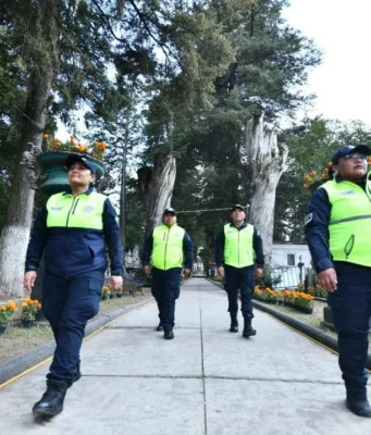 Drones y policías garantizan seguridad durante el Día de Muertos en México Este Día de Muertos, más de 1800 policías y drones buscarán proteger a las familias en el Estado de México.