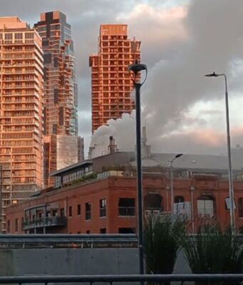 Fuego en restaurante de Puerto Madero provoca evacuación masiva Un incendio en un famoso restaurante de Puerto Madero llevó a la evacuación de 50 personas, dos requirieron atención médica.