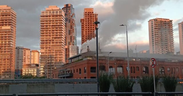 Un incendio en un famoso restaurante de Puerto Madero llevó a la evacuación de 50 personas, dos requirieron atención médica.