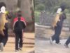Prohibido sacar peces invasores de parques en Sídney Una mujer causa polémica en Sídney al sacar un pez invasor de un parque, generando respuestas de las autoridades locales.