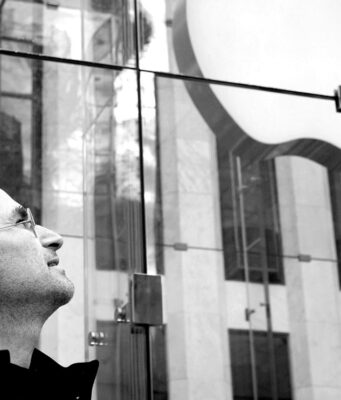 Tim Cook y John Ternus rinden homenaje a Steve Jobs en su aniversario Recordamos a Steve Jobs a 15 años de su fallecimiento, un ícono de la innovación y la tecnología. Aquí su legado emocional.