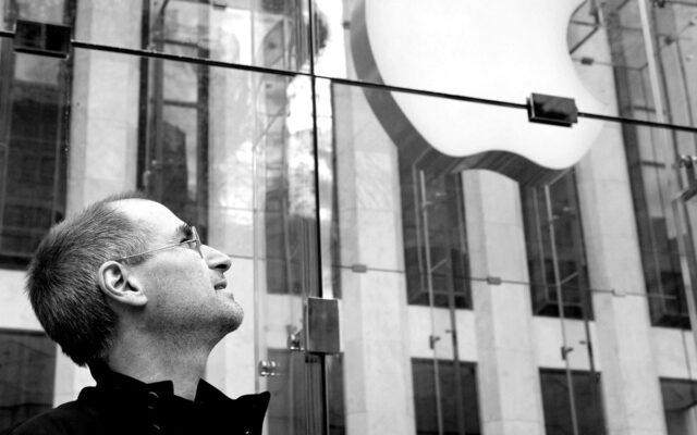 tim-cook-john-ternus-homenaje-steve-jobs-aniversario Recordamos a Steve Jobs a 15 años de su fallecimiento, un ícono de la innovación y la tecnología. Aquí su legado emocional.