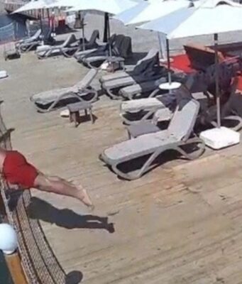 Trágica muerte de un turista tras zambullirse en agua poco profunda Un turista perdió la vida tras lanzarse de cabeza en una zona de solo 50 centímetros de profundidad.