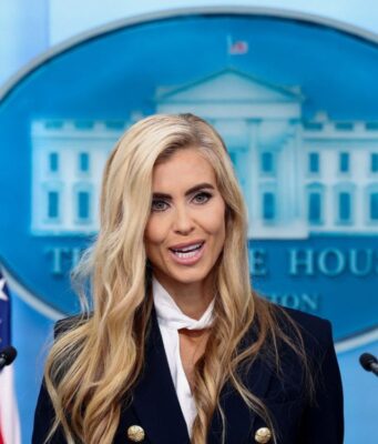 Zacharia Trump reconoce que reprobó el examen de abogacía La nueva jefa de prensa de Trump, Zacharia, admite que no aprobó el examen de abogacía, generando controversia.
